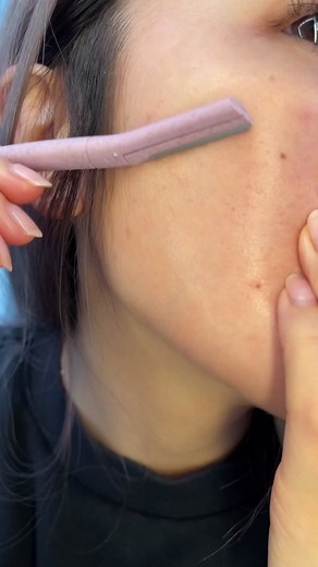 I always get asked this question, so here are the benefits of face shaving! 😎 #faceshaving #shaving #dermablade #skincare #exfoliate