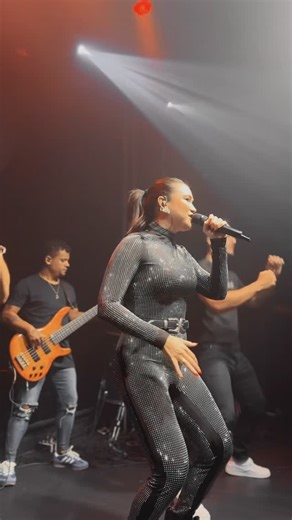 Larissa Leite on Instagram: "Energia dessa Gostosa Aqui!🤣 . . Quem gostou curte e comenta!! . Ontem foi muito especial nosso Coco Folia!! Só pessoas queridas, um astral incrível! Muito obrigada pela presença de todos!! Grata é pouco!🤩 Na minha voz Energia de gostosa por ele @carlinhosfernandess 🎊 Levei um balé que me deixou sem ar kakakaka @charlyson.ribeiro e @profnatansilva que estreia meninos! Arrasaram!! Minha banda deu o nome de sempre!! @carlinhosfernandess @moises_diniz18 @dedeu.brazil