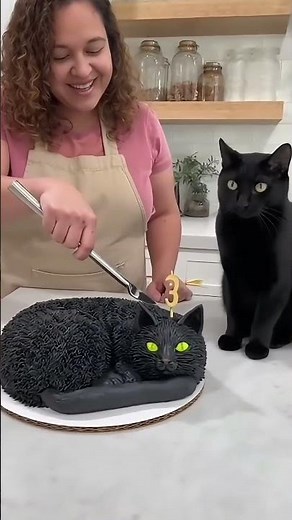 She tried to cut the cake and the real cat freaked out 🤣🐈‍⬛
