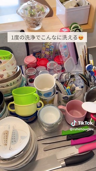 今回はわかめ家三種の神家電の１つ、ミーレを紹介したよ。 前の家で使っていたパナソニックの浅型食洗機との比較になるけど、新居で採用したミーレはとても使いやすいよ。 もちろんパナの浅型もとても役に立っていたし、そのおかげで食洗機の便利さに完全に目覚めてしまったのよ。 一度使ったらもう、食洗器なしでは考えられなくて、ズボラなのですべてを食洗機にお任せしたい欲がどんどん大きくなり。。。 で結局新居では大容量、フロントオープンのミーレにしちゃいました 前の食洗機はもちろん鍋なんて入る余裕なかったし、夫と二人暮らしの時から1日分の食器をすべて入れるのは難しかった。 けど今のミーレは4人家族1日分と言わず、5人家族の方も1日分全然入ると思う！！ そして残菜フィルターを洗うのが50回に1回なのが地味に家事楽ポイント！！ やぱ毎日洗わなくていいの家事ラクーぅ！ストレスフリー！！ ミーレはほんと、課金の価値大ありだと思う。ズボラには特に。 それでね、ほとんどのお皿をミーレさんが洗って下さるので、いつもは使わないような、ちょっと凝った皿とかも使おうかなという気になるの。 その凝った皿くらいなら手で洗おうとい