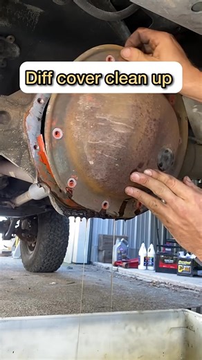 Quickly clean your differential cover. Dana Jeep. #autorepair#jeep#differential#diff#oneeyedgarage #onthisday | ANolan Mullen