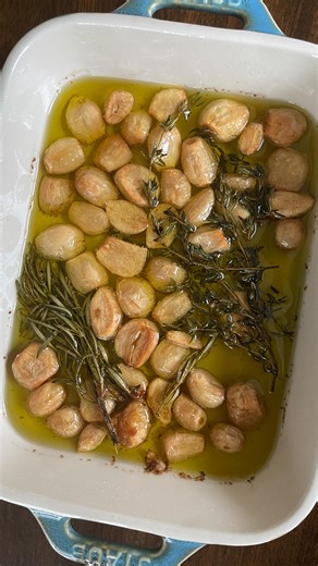 NYC Food | Ilana on Instagram: "This garlic confit is honestly one of the easiest (and most delicious) things you can make 🤌🧄 Unboxed my @hungryroot delivery and immediately whipped it up — no grocery trip required 💅🏻 INGREDIENTS: 🧄 garlic cloves 🌿 fresh thyme 🌿 fresh rosemary 🫒 olive oil 🧂 salt Baked at 350°F for ~40 mins until buttery-soft and spreadable ✨ Then piled it on focaccia — the PERFECT vehicle 💯 Hungryroot makes it so easy to: ✅ Discover new snacks & ingredients ✅ Save time