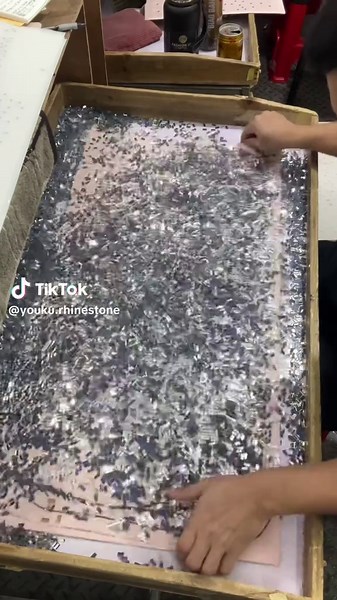 The rhinestone ironing process endows clothing with a brand-new visual experience.#rhinestonecrafts #factory #rhinestonetransfers #rhinestonetransfer#rhinestonemagic #DIY