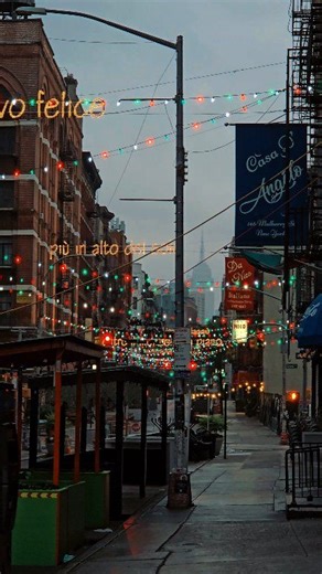 Little Italy in NYC is a slice of old-world charm right in the heart of Manhattan 🇮🇹✨ From cozy cafés and family-owned restaurants to colorful streets filled with history, every corner feels warm and welcoming. The aroma of fresh pasta, espresso, and pastries makes it impossible not to stop and savor the moment. Whether you’re strolling down Mulberry Street or enjoying a classic cannoli, Little Italy is a reminder that great food and culture bring people together. ❤️🍝 #littleitaly #bestspotsi