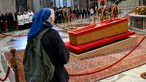 The nun that wept inconsolably upon seeing Pope Francis' casket - Rome Reports