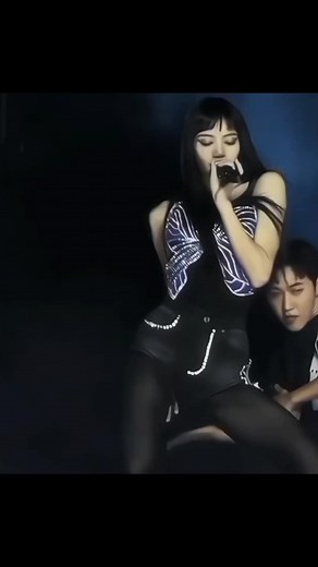 I like her hairstyle on this one 😳 #lisa #velocity #blackpink #lalisa