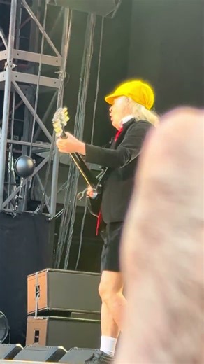 🔔⚡ AC/DC – Angus doesn’t move like he’s young – he moves like he’s possessed by rock