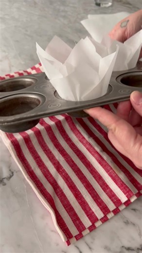 Fazer suas proprias capsulas de #muffins é facil e você so precisa cortar pedaços de papel manteiga de 15x15cm! #tutorial #capsulas