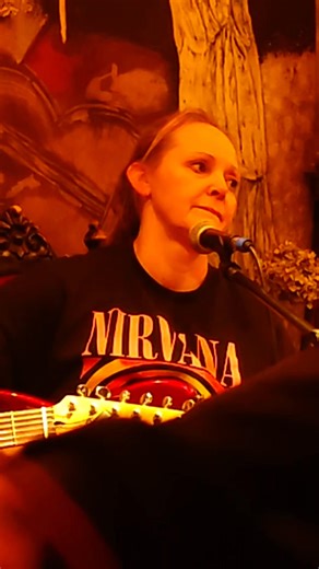 Wczorajszy jam jazz session zaczął się od poczucia czujności, jakby muzycy stali na granicy rozmowy i opowieści. Kończący „All Along the Watchtower” nie był cytowany wprost, raczej unosił się nad całością jako pytanie o sens i kierunek. Muzyka krążyła wokół znanego tematu, ale zamiast odpowiedzi pojawiały się kolejne pytania rozpisane na dźwięki i pauzy.. Kuba na kachonie pilnował rytmu niczym strażnik czasu, stawiając krótkie, powtarzalne znaki, które porządkowały przestrzeń. Lennonski na basie