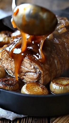 Rôti de Porc aux Oignons Caramélisés et Thym ✅ Recette complète dans First✅ 𝐂.𝟎.𝐌.𝐌.𝐄.𝐍.𝐓.𝐀.𝐈.𝐑.𝐄 , 👇👇👇 | Recettes Créatives