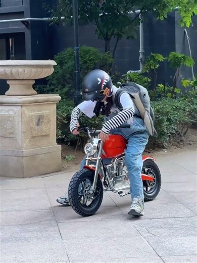 给你们看看我的新宠之动力猛兽～ #喜提新车 #Cyril赛罗头盔 #暴风骑士 #青少年摩托车