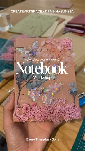 Tiệm nhà SunSea on Instagram: "(english below) Hãy kết nối với đôi tay của bạn, để trái tim được nghỉ ngơi. Tự tay làm cho mình một cuốn sổ nhỏ, nơi bạn có thể viết xuống hành trình, những trải nghiệm, cảm xúc và cả những điều đang diễn ra bên trong mình. Đôi khi, chỉ cần làm bằng tay, là tâm trí đã đủ chậm lại để trái tim được lắng nghe. — Healing with your hands Connect with your hands, so your heart can rest. Create your own notebook by hand, a space to write your journey, your experiences, y