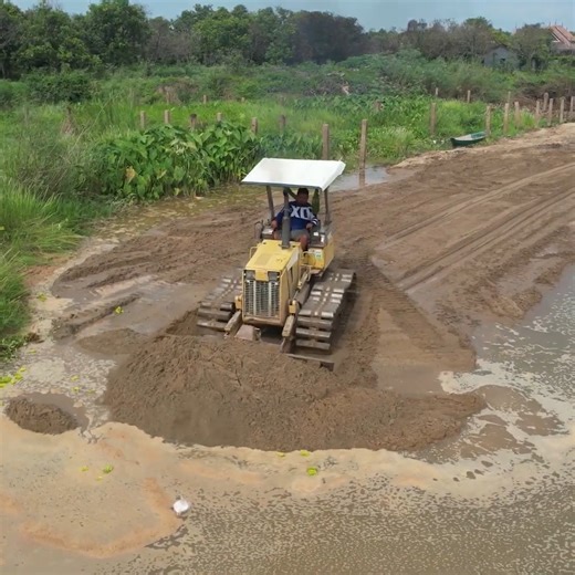 Unbelievable!! 5T Dump Trucks Fail Loading Recovery By Bulldozer #excavator #catexcavator #constructionsite #constructionlife #heavyequipment #machinery #caterpillar #demolition #operator #contractor #constructionworker #wheelloader #earthmoving #bulldozer #heavymachinery #heavyequipmentlife #hitachi #buldozer | Daily Bulldozer