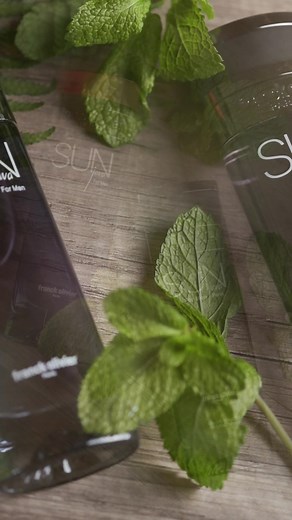 Sun Java Men offre une fraîcheur pétillante d’agrumes et de menthe, tandis que Sun Java Men Intense dévoile des notes profondes de fougère et de safran. Choisissez votre aventure olfactive ! . Sun Java Men offers a sparkling freshness of citrus and mint, while Sun Java Men Intense reveals deep notes of fern and saffron. Choose your fragrant adventure! | Franck Olivier Paris
