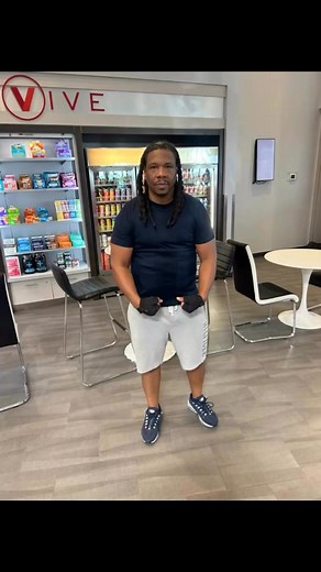 Around this time last year I had to get a root canal, a bullet removed, back spasms & a torn rotator cuff but I didn’t let that stop me! Real definition of a true warrior! Not to mention I beat colon cancer & still going strong! #SuperSolid 💪🏾💯 | Leonard Calloway