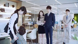 6.3K views · 100 reactions | [Slap in the face] The mistress wanted to snatch the child away in front of her wife, but her wife’s one move scared her! 【打臉】小三想當著妻子麵搶走孩子，不料妻子一個舉動就讓她害怕！ 【劇名】奶爸的修炼手册 #cdrama #奶爸的修炼手册 #萌娃 #微剧 | 追剧小屋 drama house | Facebook