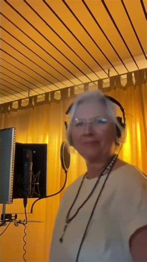 Im Musikstudio entsteht ein neuer Song | Strong & Proud