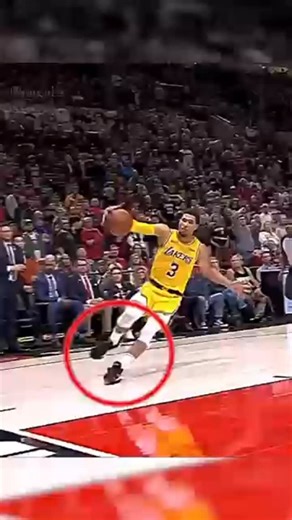 Beyond The Game Life on Instagram: "Follow and Comment “Pro” to get FREE shooting course , Just @beyondthegamelife 日本利用压电瓷砖将脚步转化为电能。这些瓷砖捕捉来自你脚步的动能。当你行走时，你的重量和动作会对瓷砖产生压力。瓷砖会轻微弯曲，从而产生机械应力。瓷砖内部的压电材料将这种应力转化为电能。每一步都会产生少量电荷，而数百万步结合在一起就能产生足够的电力来驱动 LED 灯、数字显示屏和传感器。在像涩谷车站这样繁忙的地方，每天大约有240万个脚步为这一系统作出贡献。这些电能可以被储存或立即使用，从而減少对传统电力来源的依赖，并支持可持续的城市基础设施。这种方法将日常运动转化为实用的可再生能源#日本#知识 #科技 #创新 #历史"