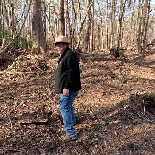 Take a journey into the past as we explore the ruins of the once-impressive Oak Mountain Mill and the abandoned Milner house, a historic "Miller's" home tied to the vanished town of Cleola. Joined by Dan and Joy, Roger Milner shares fascinating local history, and we delve into the legacy of this remarkable area #history #adventuresintohistory #ghosttown | Adventures Into History