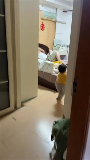 Bestchinesevideos on Instagram: "How does my baby son tell me the computer stopped working before she learned how to say words!#bestchinesevideos"