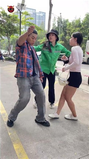 Ra tín hiệu và được cô lao công giải cứu