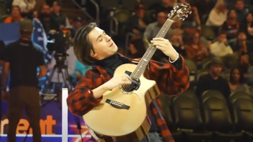 Solo Guitarist’s Blazing Halftime Performance Eclipses Phoenix Suns’ Game
