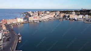 Veduta aerea di Anzio, centro portuale e balneare situato a poca distanza da Roma, sede di antiche ville imperiali e conosciuta per lo sbarco alleato durante la seconda guerra mondiale