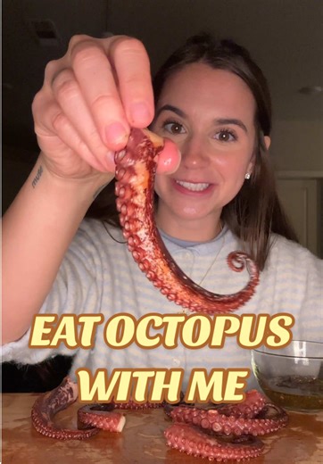 Octopus for dinner 🤌🏼🐙 #eatwithme #eating #octopus🐙 #foodie #dinner