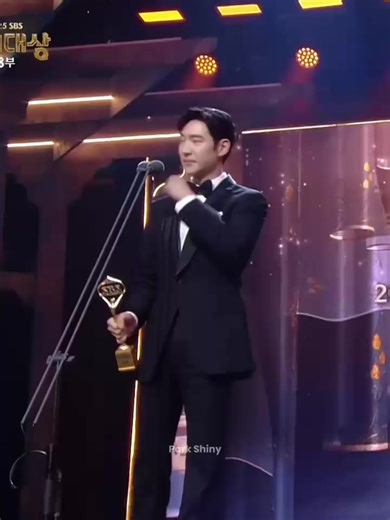 Lee Je Hoon Memenangkan Daesang di SBS Drama Awards 2025