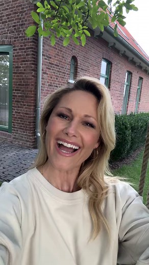 882K views · 8.6K reactions | Anlässlich Helenes 40. Geburtstags teilen wir 40 Tage lang die unterhaltsamsten Momente ihrer beeindruckenden Karriere. Tag 36/40: Heute haben wir ein ganz besonderes Highlight für euch – diese emotionale Performance darf natürlich unter gar keinen Umständen fehlen! Ok, wir heulen nicht! Ihr heult… 蠟Wie zauberhaft möchte man bitte sein? Diese Performance: Ja. 凉#theleneforever Bis morgen, ihr Lieben! Euer Team Helene | Helene Fischer | Facebook