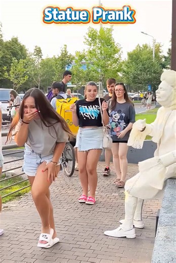 Funny Statue Prank Scares Everyone Around