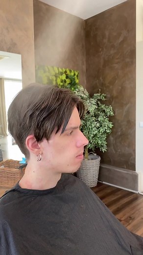 Frisuren-Trends: Mittelscheitel und Nackenschelle