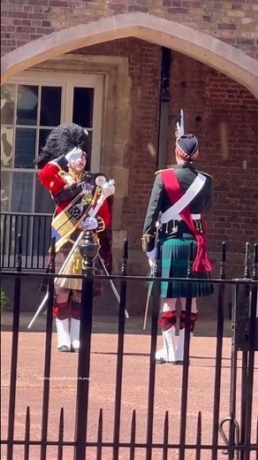 Royal Guards Salute 🫡 at Buckingham Palace