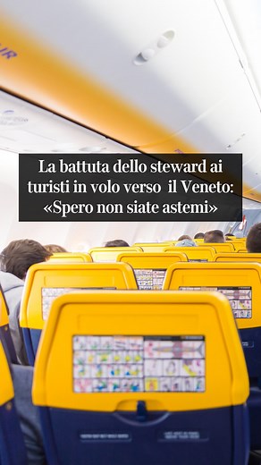 Corriere della Sera on Instagram: "Sipario esilarante nella cabina di un volo Ryanair partito da Brindisi e diretto a Venezia lo scorso giovedì 6 luglio. Uno steward di bordo condisce le informazioni tipicamente fornite all’atterraggio con delle battute: dai reclami per i frequenti ritardi all’obbligo di tenere allacciate le cinture di sicurezza mai rispettato. Una battuta, in particolare, ha reso virale il video sui social network. Si tratta di indicazioni fornite ai passeggeri, rispettivamente
