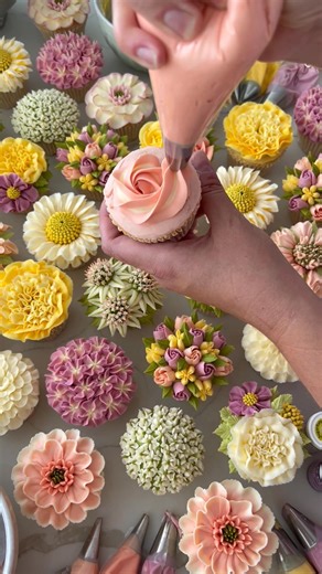 149K views · 3.1K reactions | 픾핖핥 핡핚핡핚핟하 療 I have hundreds of tutorials available via my website and they cover a wide range of skills from beginner to advanced! kerrysbouqcakes.co.uk/online-tutorials #onlinelearning #onlinetutorials #piping #getpiping #cupcake #cupcakes #cupcakeinspo #cupcakegoals #cupcakeartist #buttercreamflowers #buttercream #flowers #petals | Kerry's Bouqcakes | Facebook