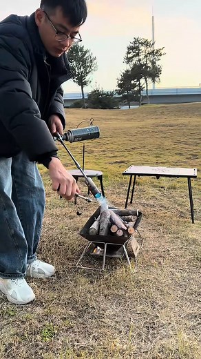 🏕️ Weatherproof Sparks 🔥 Windproof and waterproof — built to work when the elements don’t cooperate. Your go-to for wet trails and wild nights. #SurvivalGear #CampingTools #OutdoorSafety #FireStarterTool #TrailReady | Make moerduo happy home