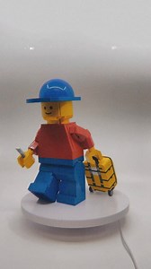 準備好同樂仔出發未呢？🛄 拿起你的護照，準備好帶著這款 LEGO® 黃色行李箱 (40817) 行李模型拼砌套裝踏上冒險吧。 再加上放大版 LEGO 小人仔 (40649)返埋一齊，感覺立即出晒嚟☺️☺️ #LCSHK #LCSMC #LEGO #LEGOHK | LEGO Certified Store HK - Kidsland