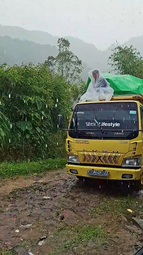 Baru Sadar Ada Orang Di Atas Mobilnya Pake Pelastik #engkel #hujanderas #kelokpasirawi | Riyan Hidayat
