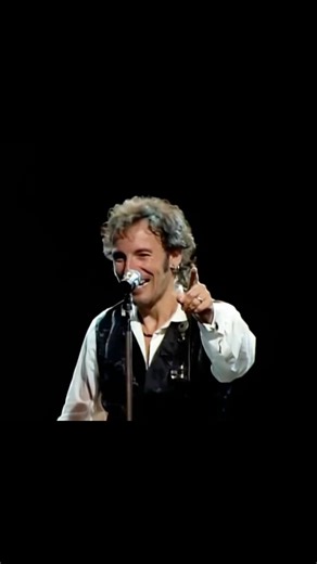 🤣🤣🤣 #springsteen #brucespringsteen #springsteenfans #chrismartin #coldplay #kisscam | The BOSS Project: A Bruce Springsteen Tribute