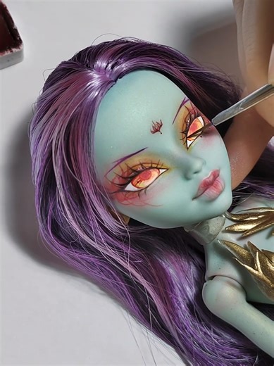 Monster high doll face repaint - tutorial! This is my third Ginafire g3. I try to make them different every time and give them a personality and a persona. This one is inspired by a spider lily. The process of working on her image amounted to twelve hours in total. And it's not over yet✨😁 Небольшой туториал? по перерисовке куклы Джинафаер г2 из Монстер хай. Это уже третья моя подобная работа, но я стараюсь каждой придать свою личность и персоналию. Эта получилась самой нежной, хотя вдохновлена 