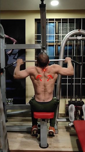"Mastering Lat Machine Exercises: Optimal Scapular Alignment Tips!"