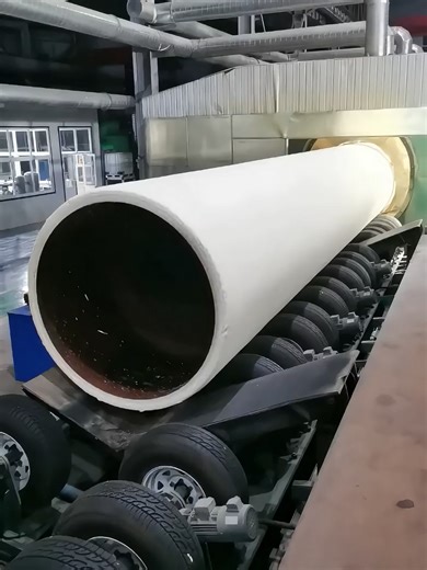 The manufacturing process of polyurethane insulated pipes. Polyurethane insulated pipes possess high-efficiency thermal insulation and low thermal conductivity, significantly reducing medium temperature loss. They are suitable for transporting various media such as hot water, steam, and chemical fluids. Simultaneously, they are corrosion-resistant, pressure-resistant, and their outer protective structure can resist soil erosion and mechanical damage. They have a long service life, low maintenanc