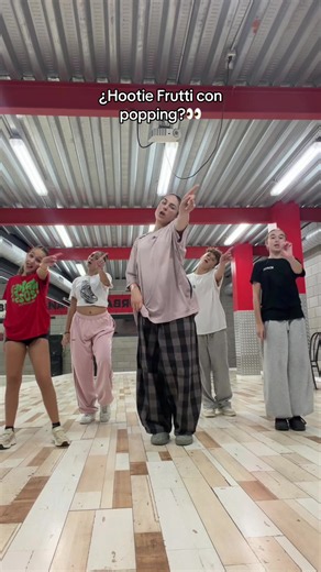 Hootie Frutti con popping — KATSEYE popping choro en público
