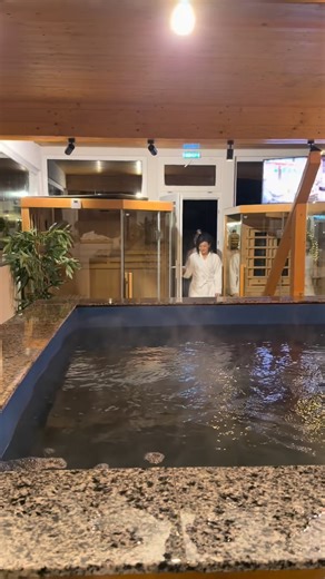 31K views · 110 reactions | ‍♀️ Răsfăț de Crăciun la Royal Alpin Crown din Cavnic, Maramureș ⛄️  Detectivul de Presă ȘOC!  Pentru că cineva trebuie să facă lucrurile grele! #șoc #detectivuldepresasoc #colindatori #snow #winter #Cavnic #colinde #maramures #baiamare #craciun | Adi Rusu - Detectivul de Presă ȘOC | Facebook