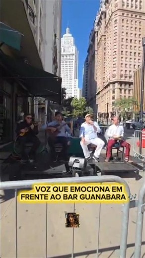 VOICE THAT MOVES PEOPLE IN FRONT OF BAR GUANABARA 🎶 @QueHistoriaeEssaMax