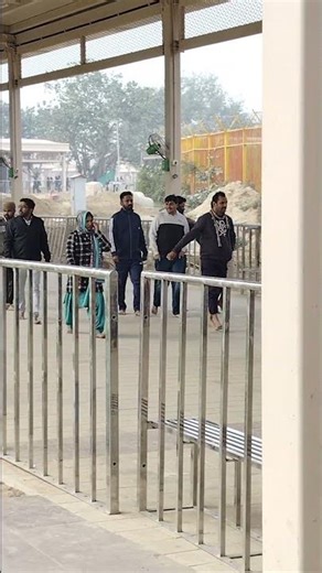 मंदिर में दर्शन करके वापस आते समय