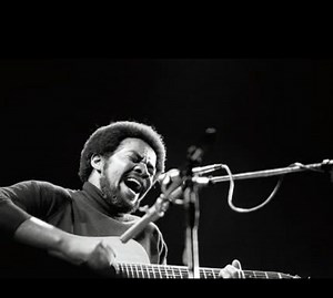 Soul man Bill Withers doing what he does best 🎙️🎸 ‘Harlem’ from his 1971 Album, Just As I Am . . . #soulmusic #soulman #billwithers #justasiam #blackmusic #music #soul #legendsneverdie #harlem | Bill Withers