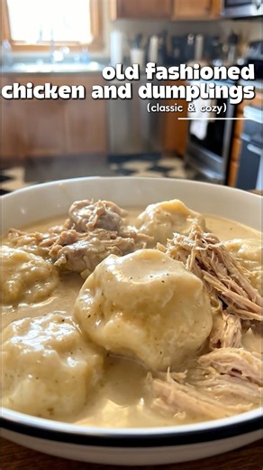 🍗🤎 Old-Fashioned Chicken and Dumplings – Thick, Cozy & Just Like Grandma Made (Southern Comfort • Fluffy Dumplings • Better Than Takeout) This Old-Fashioned Chicken and Dumplings is thick, creamy, and packed with that slow-simmered Southern comfort flavor 🤎🔥 Tender shredded chicken, rich homemade broth, and soft, fluffy dumplings that soak up every bit of that savory gravy-style base. This isn’t thin soup. This is real, stick-to-your-ribs comfort — the kind grandma made on a cold Sunday afte