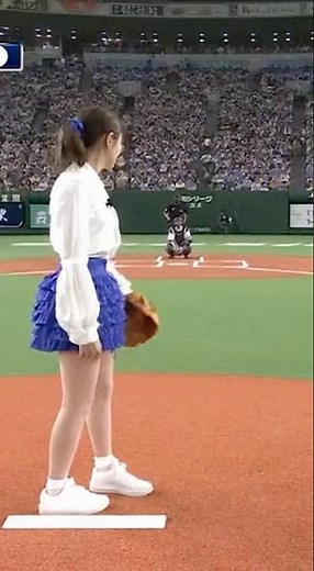 人気アナの水原綾子が始球式でランディ・ジョンソンの鳩事件を再現してしまう