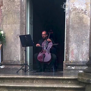 Cellist Nick Squires played Bach in the rain to save a couple's wedding day. (Video via Nick Squires Cellist) | ABC Classic